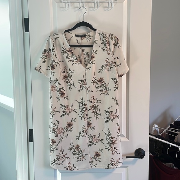 Cool and easy summer t-shirt style floral dress. Size m from dynamite clothing - Picture 1 of 4